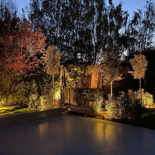 Jardin et jacuzzi éclairés par DWA