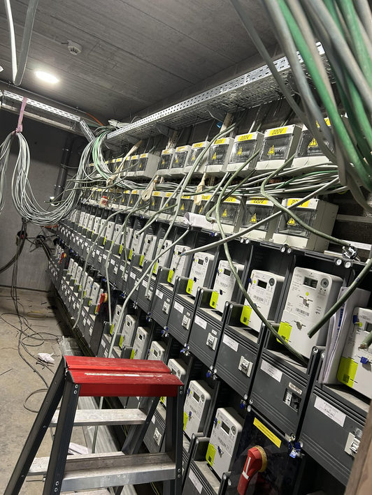 Rangée de compteurs électriques en cours d’installation