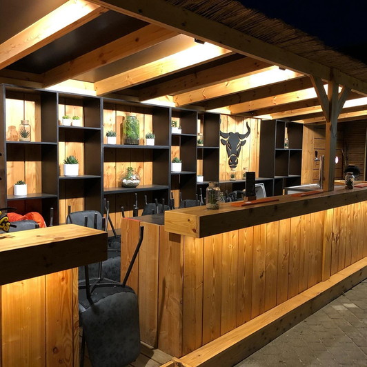 Bar extérieur en bois avec éclairage intégré